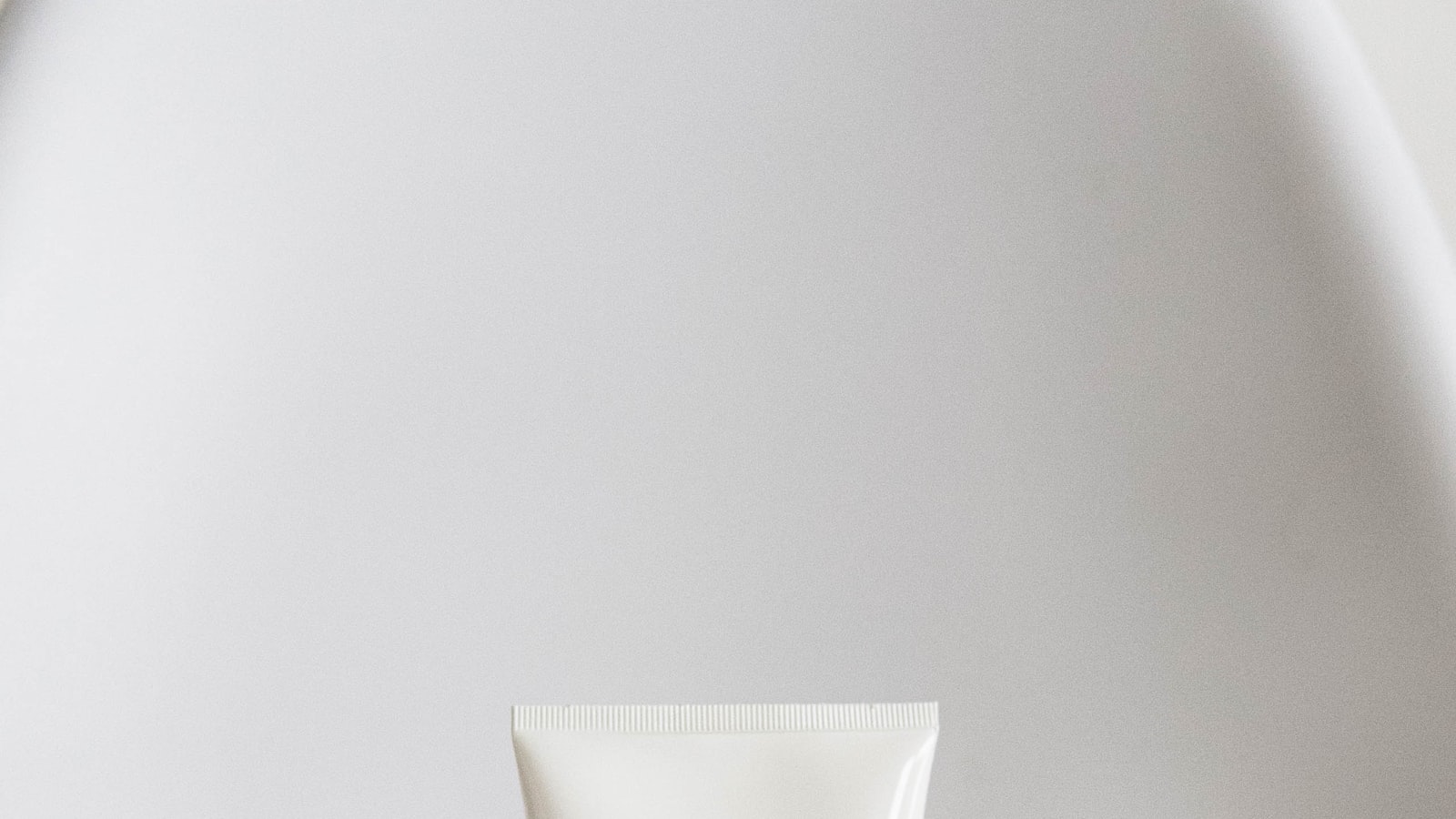 Contour and Highlight: Reshaping Bone Structure with Light and Shadow