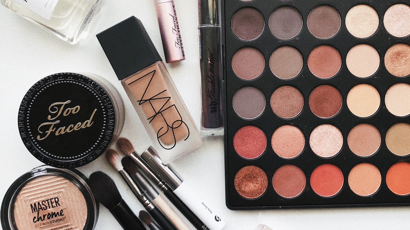 Eye Makeup Basics: The Three-Shade Structure and Blend Boundaries