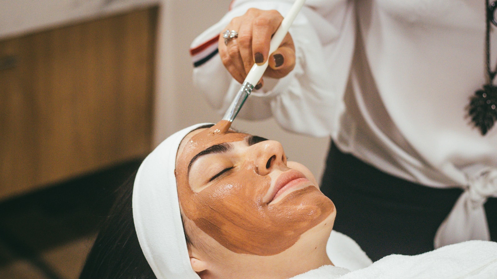 Makeup for Sensitive Skin: Ingredient Avoidance and Gentle Removal