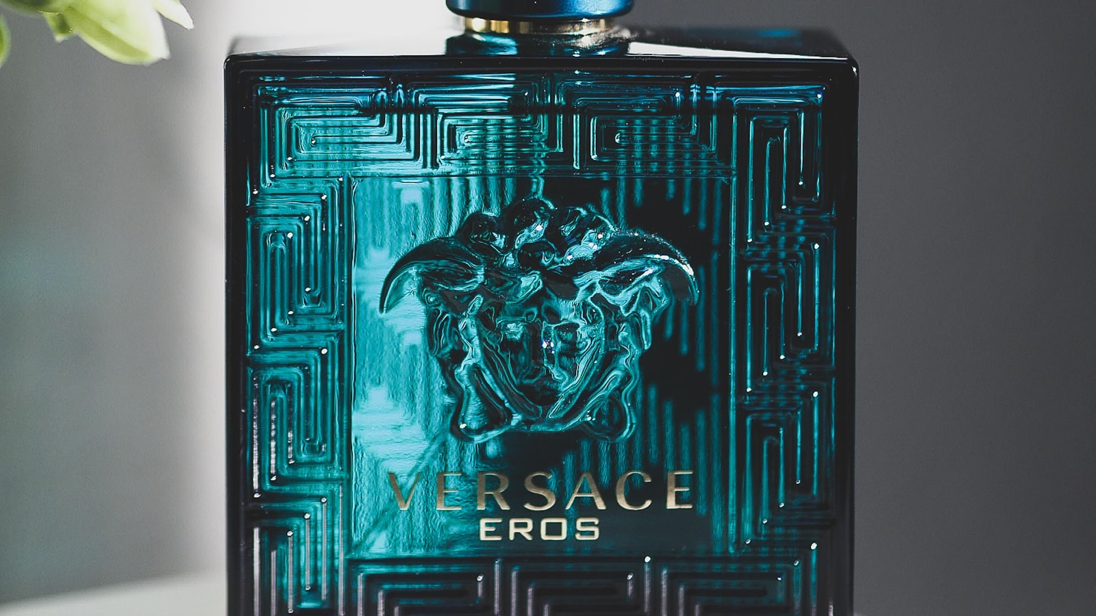 Fragrance for Occasions: Office, Evening, Ceremony and the Etiquette of Sillage