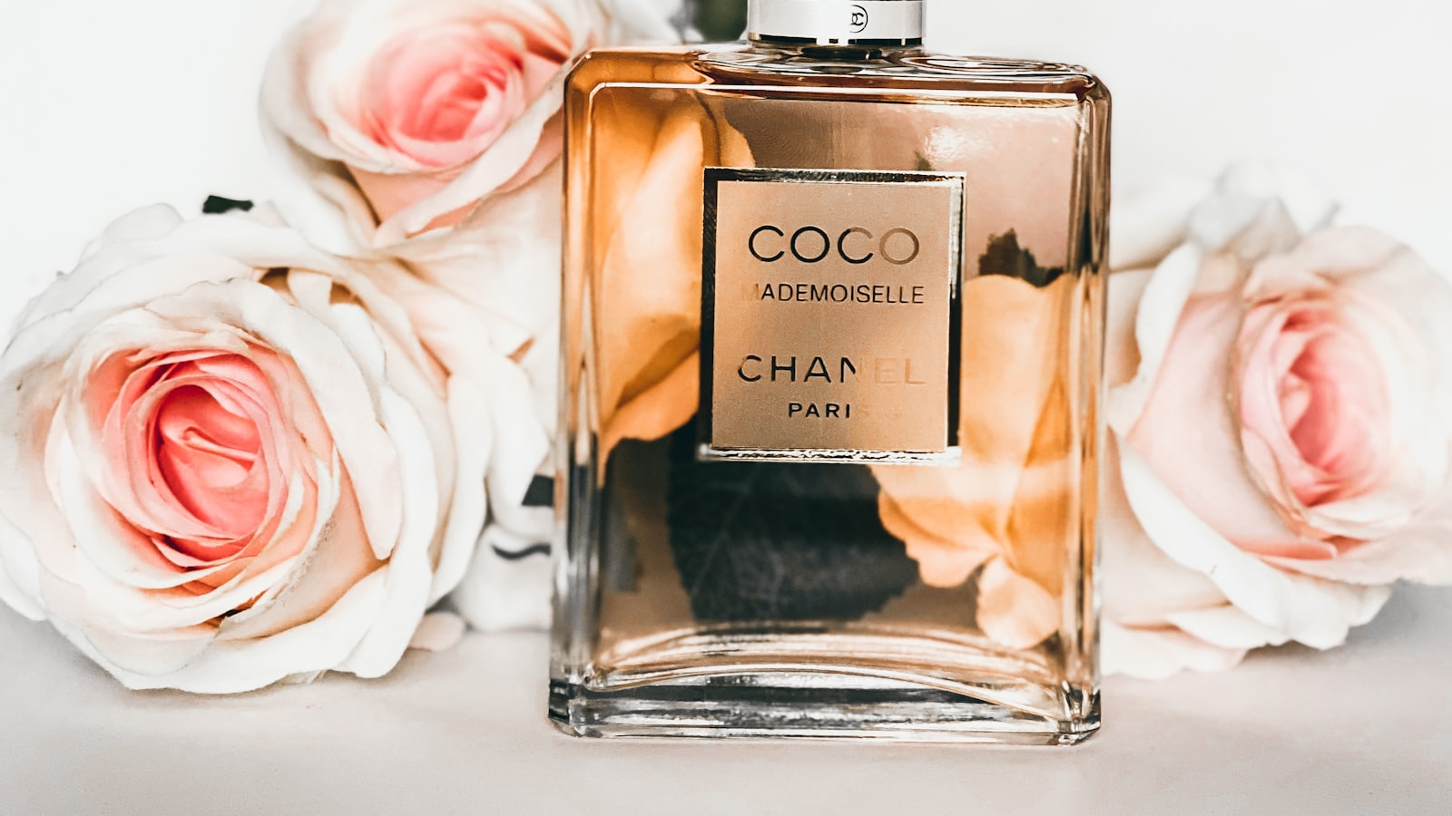 Fragrance for Occasions: Office, Evening, Ceremony and the Etiquette of Sillage