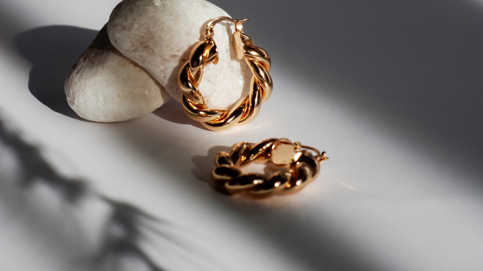 Reading Pearls: Lustre, Roundness, Blemishes, Nacre and the Four Origins Compared